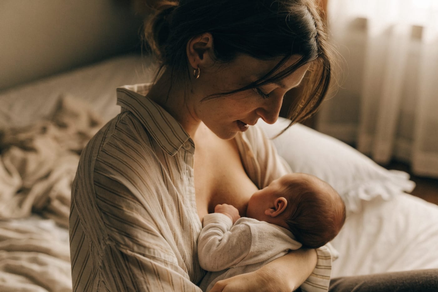 madre en los primeros días postparto sosteniendo una compresa fría sobre el pecho