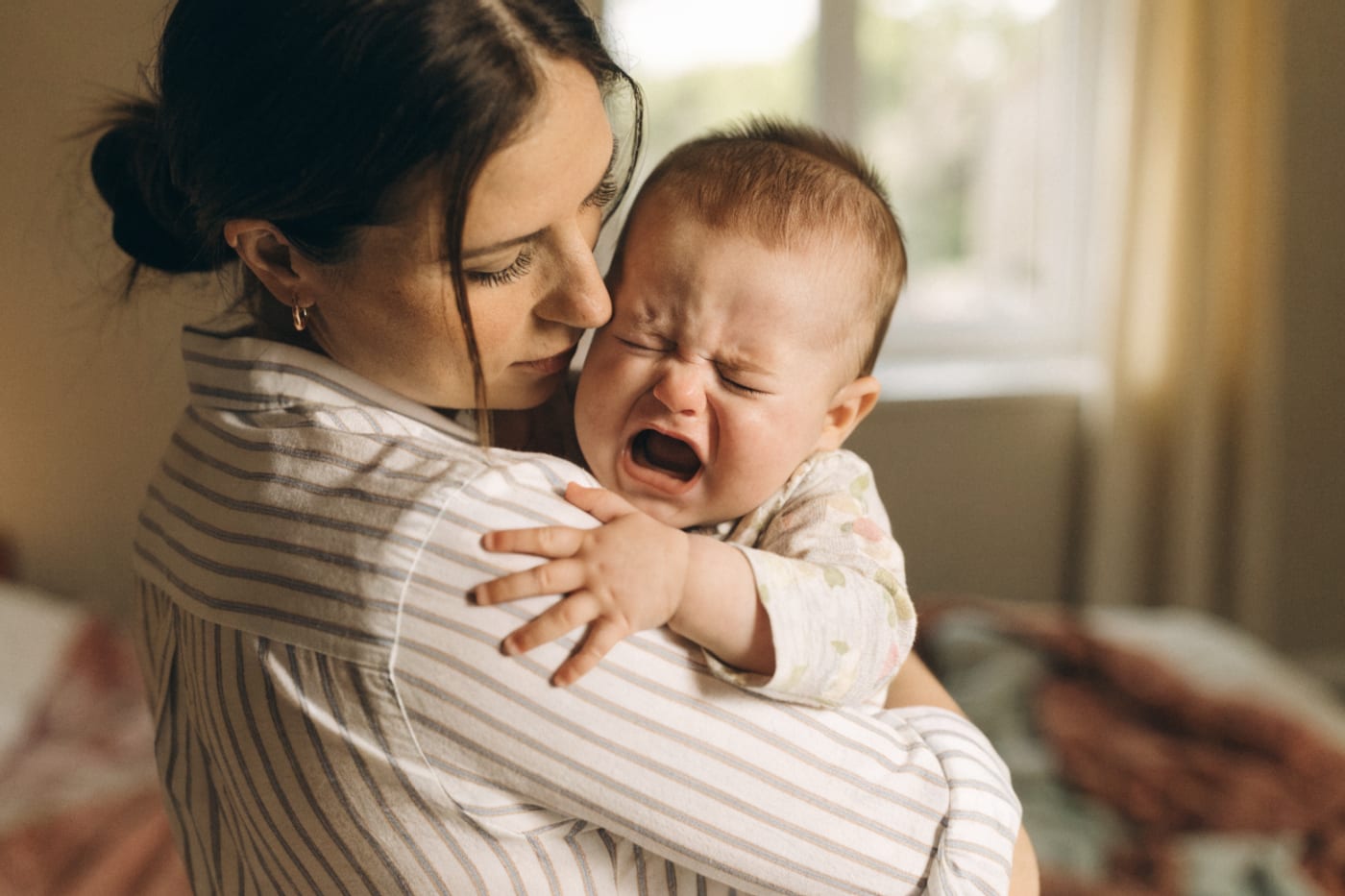 bebé llorando y apartando la cara del pecho durante una toma