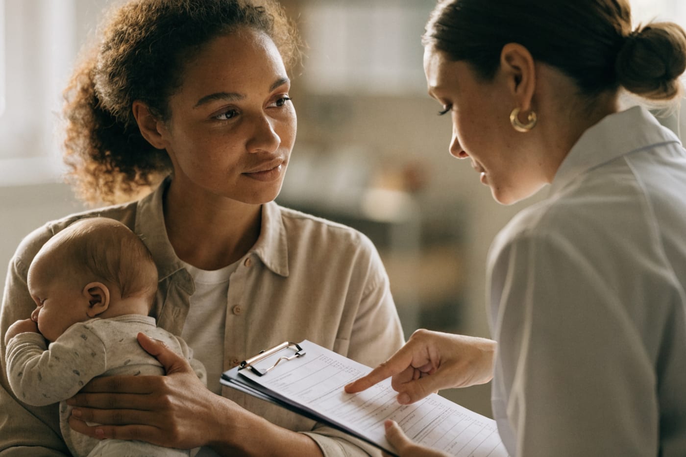 madre en control médico conversando sobre exámenes de tiroides