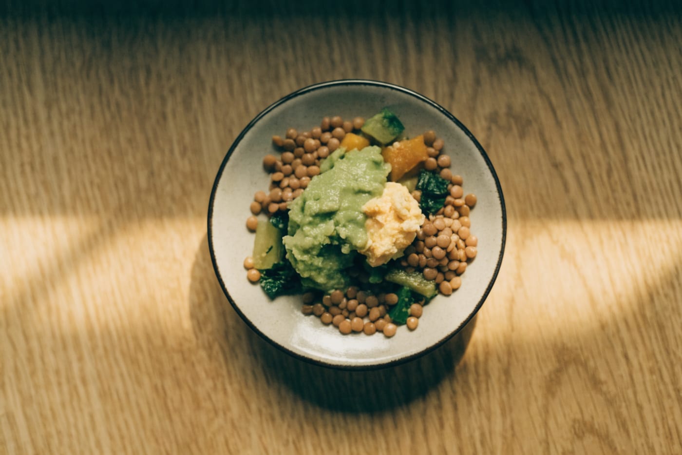 plato pequeño con porciones variadas de comida para bebé sobre una mesa