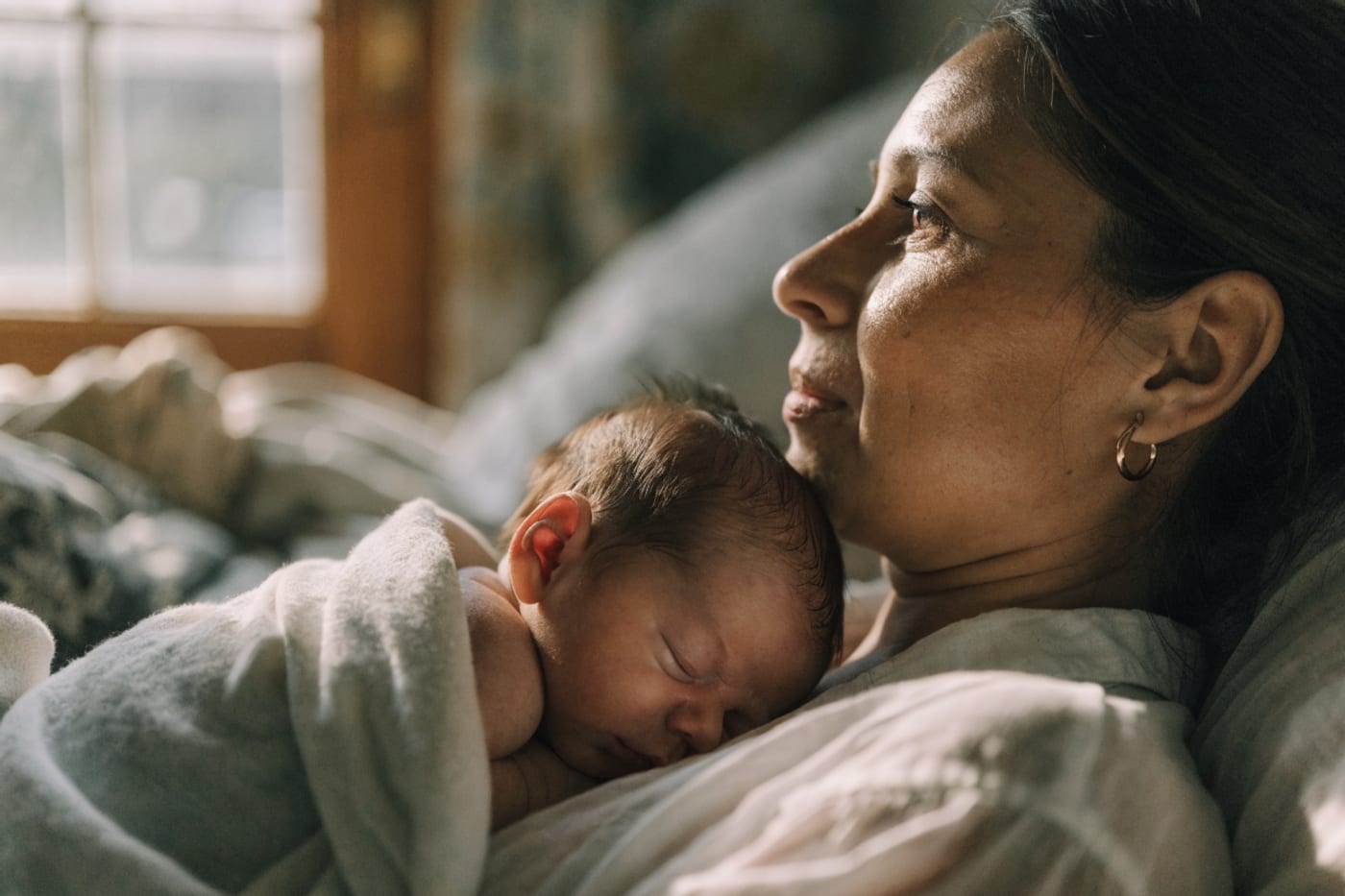 madre con su bebé en contacto piel con piel