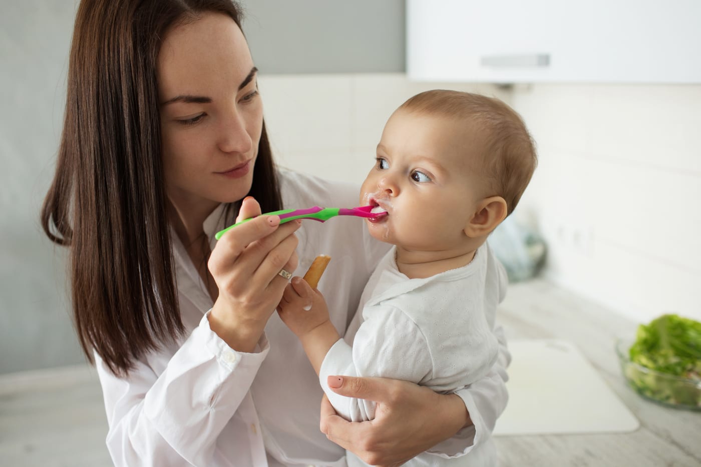 Bebé comiendo papilla con cuchara, en la etapa de alimentación complementaria